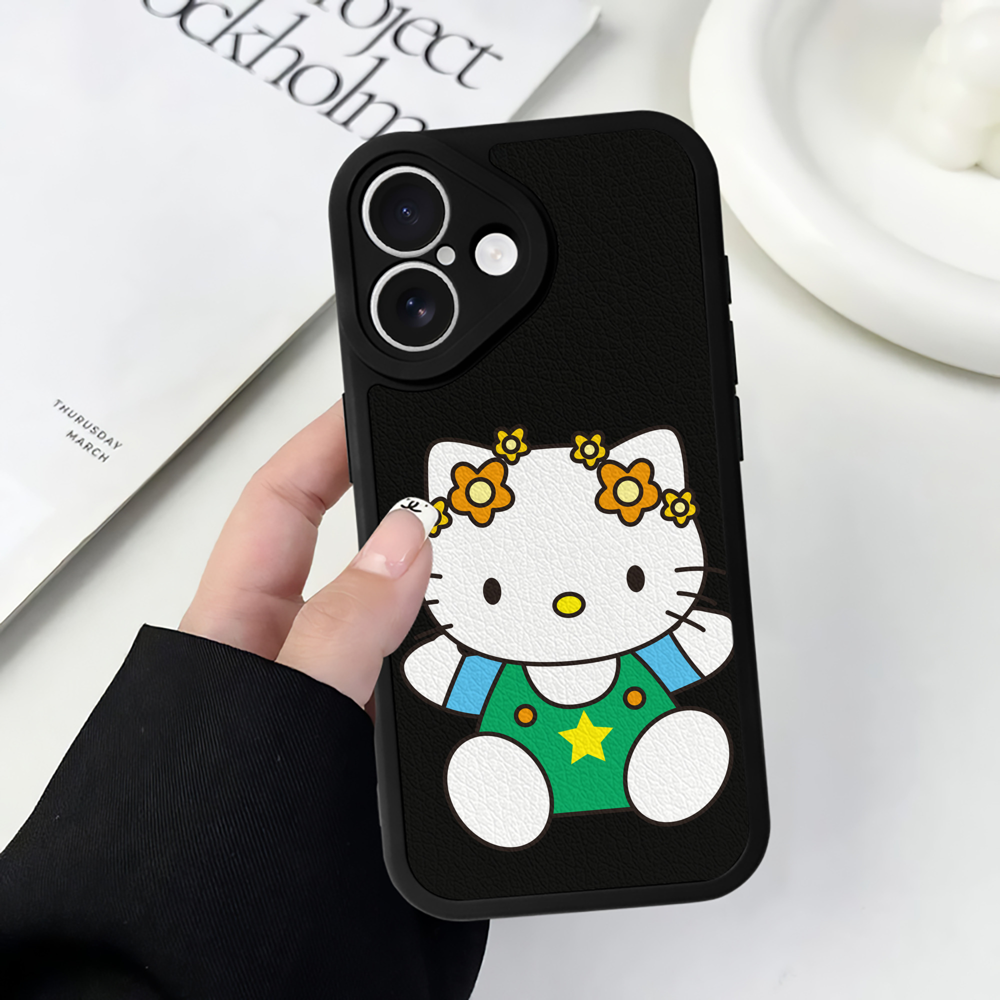 （画像用） Hello Kitty ハローキティ 【iPhone 16シリーズ対応】シリコンスマホケース（レザー調） 材質：シリコン